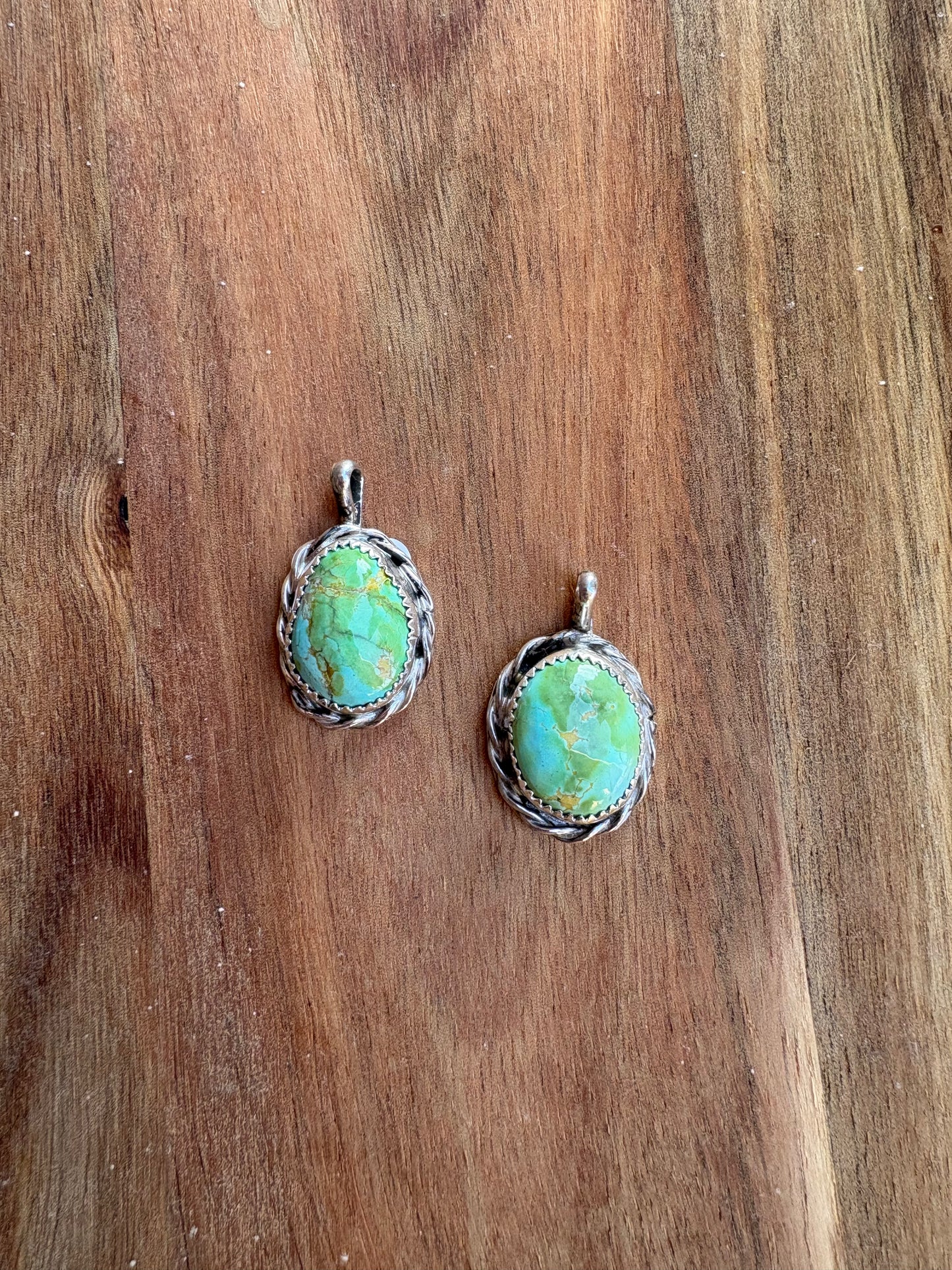 Sierra Bella Round Pendant with Loose Rope Border - MULTIPLE