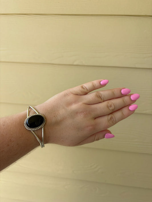 Black Onyx Large Oval Stone Bead Border Cuff