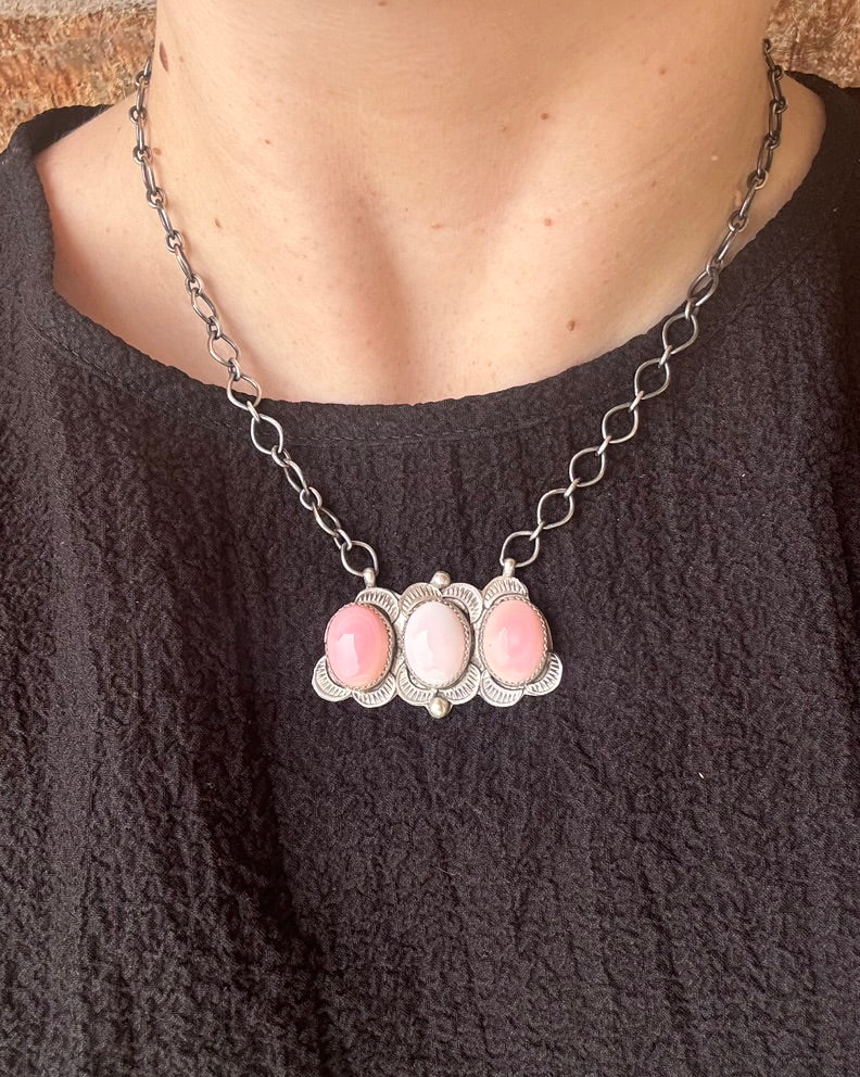 Two-Tone Pink Conch 3-Stone Bar - 18"