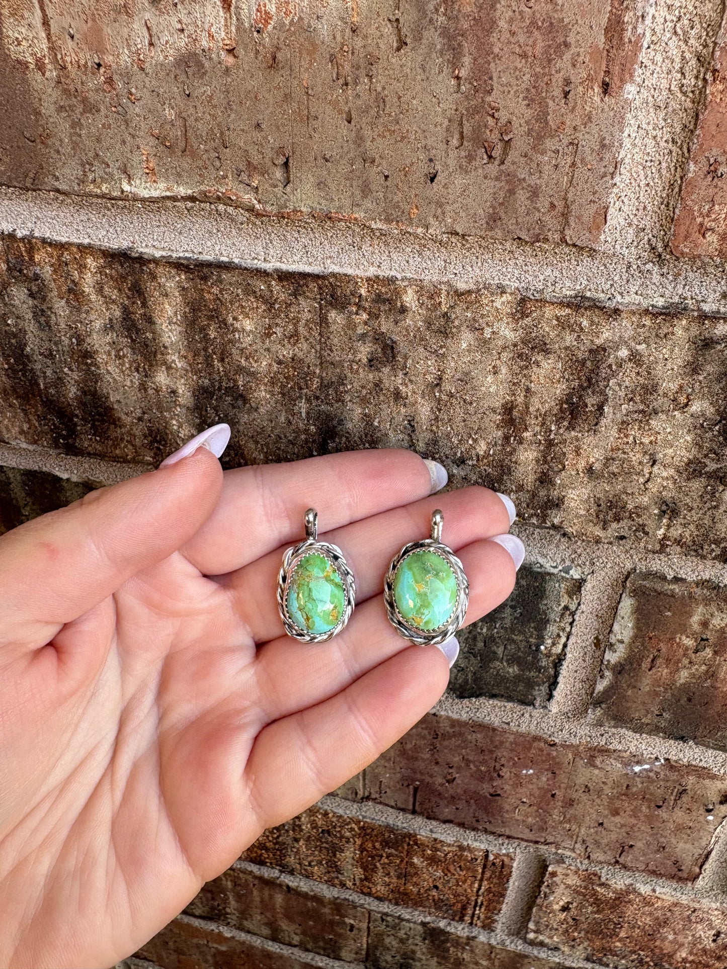 Sierra Bella Round Pendant with Loose Rope Border - MULTIPLE